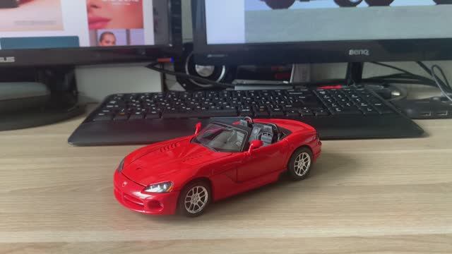 Обзор модели Dodge Viper SRT-10 2003 от Welly в масштабе 1/24