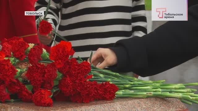 ВОЗЛОЖЕНИЕ ЦВЕТОВ К ПАМЯТНИКУ ЧУЛКОВУ