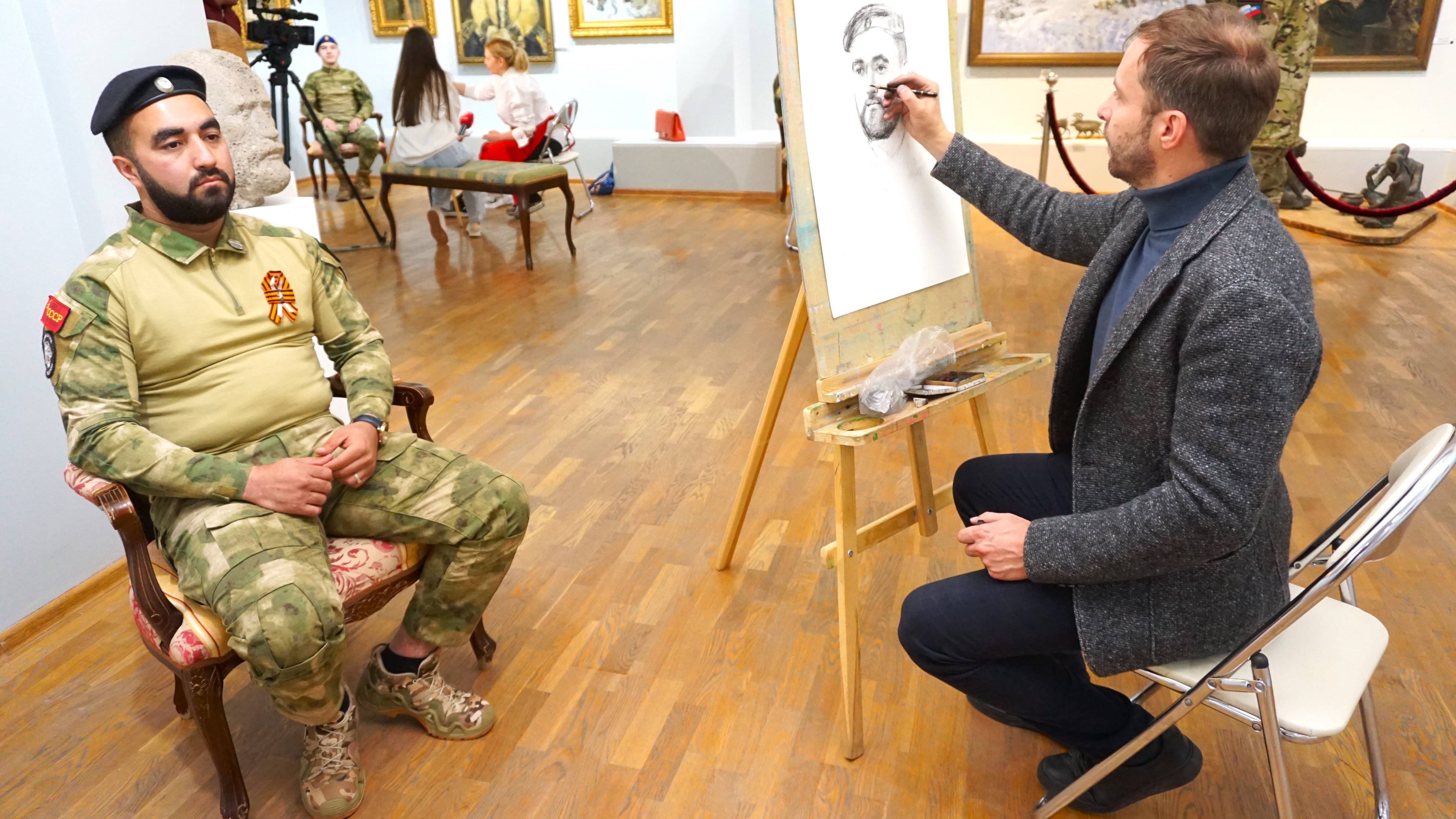 Российские художники написали портреты югорских солдат