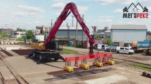 Перегружатель Sany 80 SMHW грузит металлопрокат.