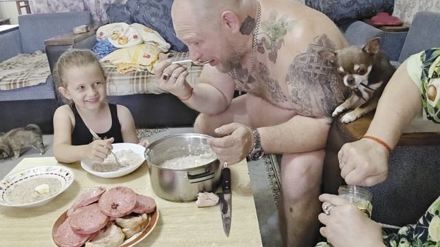 я совсем обленилась. каша с жареной колбасой