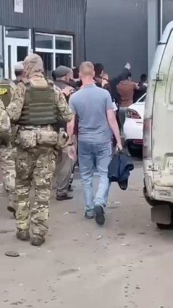 Искали нелегалов: на "Алексеевском" рынке в Воронеже полиция провела рейд по выявлению нелегалов.