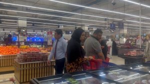 Все про Катар. Зашли в магазин , чтобы сравнить, кто  краснее я или помидор?
