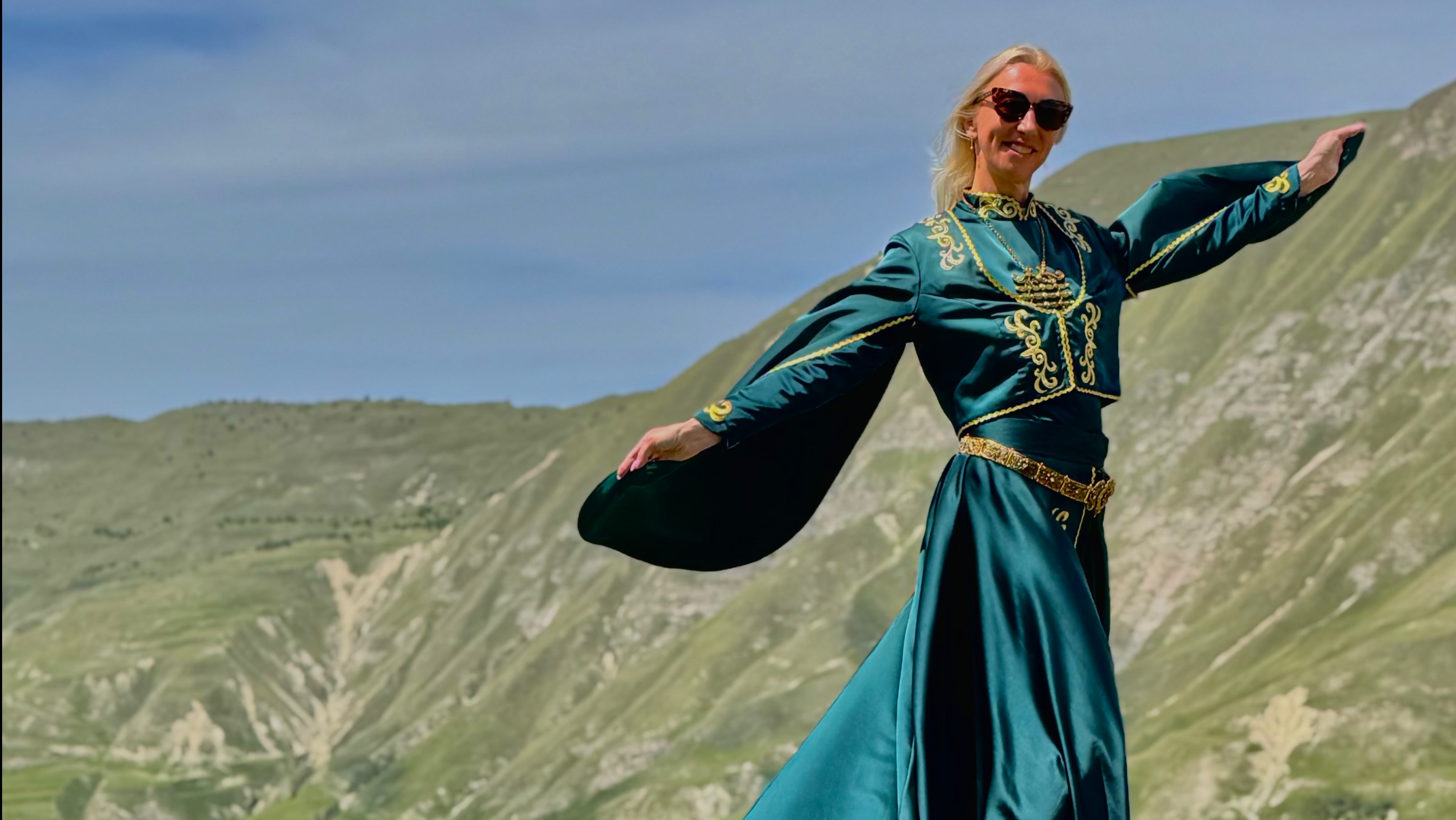 Каменная чаша в горах Дагестана и моя фотосессия в платье.