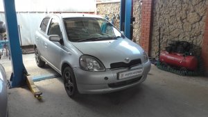 Замена задних амортизаторов на Toyota Vitz Тойота Витц SCP10 2001 года
