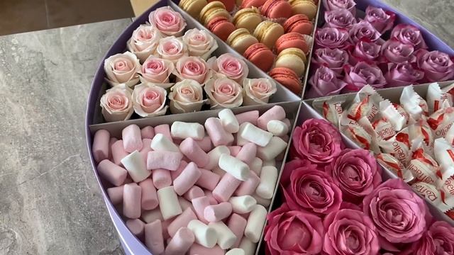 Подарочная коробка с цветами, печеньем, конфетами и зефиром в Пятигорске.
