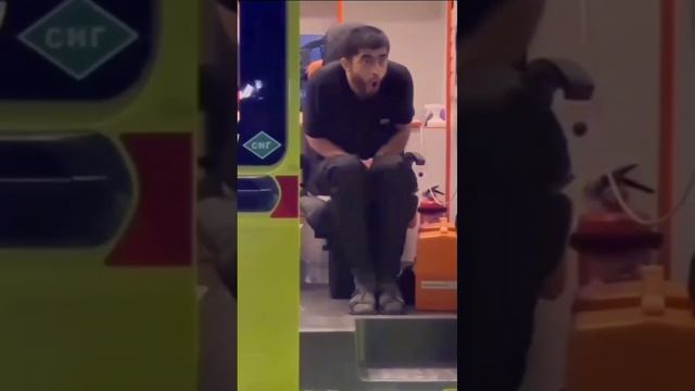 Обдолбанный чувак натворил дел.