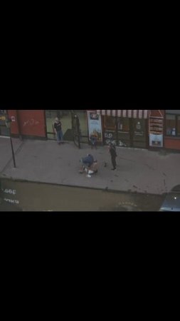 Украл кофе: в Волгодонске очевидцы скрутили мужика, который свистнул две банки кофе в магазине.