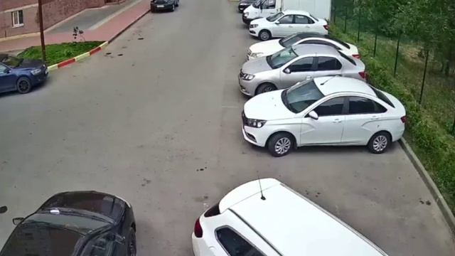 Поехала сама: в ЖК "Берег" машина без водителя протаранила припаркованный автомобиль.