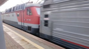 Синхронно прибыли "Ласточка" и Скорый поезд.