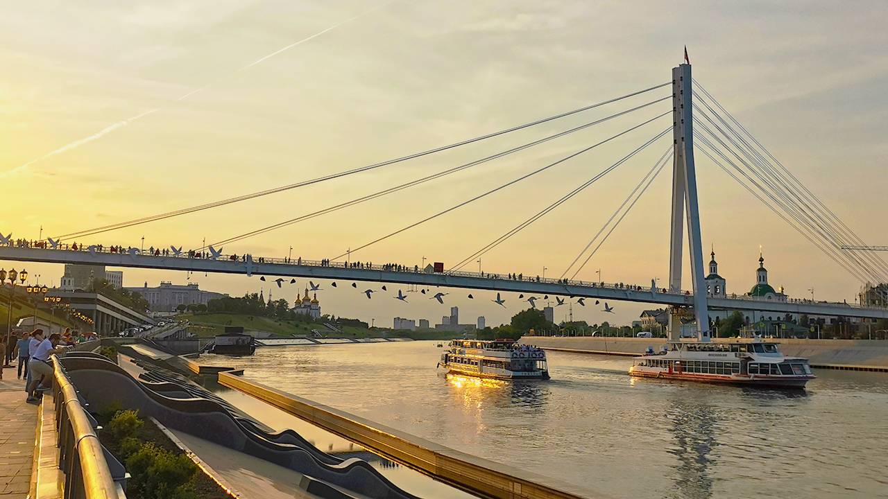 Walking in Tyumen. Мост Влюбленных и улица Республики вечером |4K| (June 12, 2025)