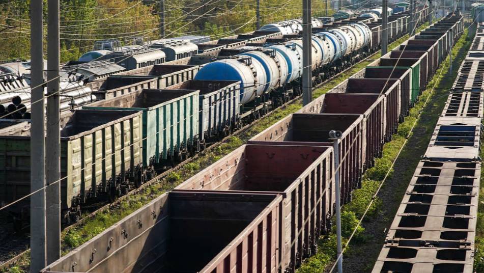 Двух студентов насмерть придавило трубами в грузовом поезде