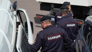 Наркоманы превратили многоэтажку в Омске в поле битвы