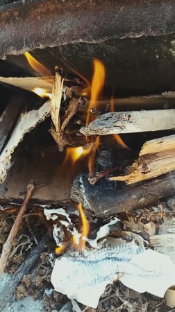 Деревенские будни | Моем посуду на костре в котле.