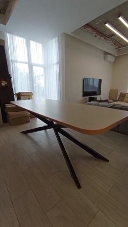 Почётный гость в каждом доме. И у этого гостя теперь есть свой дом. Стол он прекрасен