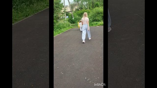 Гуляем с внучкой ❤🙂👍
