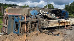 Автокран опрокинулся на трассе в Подмосковье