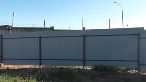 Как сделать «дешёвый» забор из профлиста