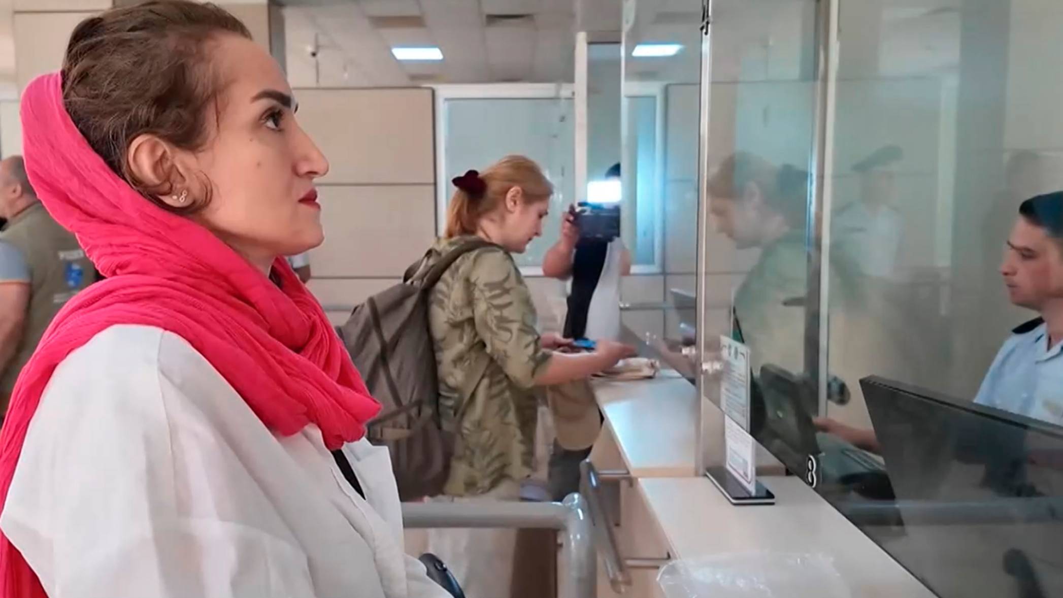 Сотни людей ежедневно эвакуируются через Азербайджан из зоны военных действий в Иране