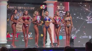 Красивая спортсменка занимается бодибилдингом. Впервые на крупнейшем чемпионате страны