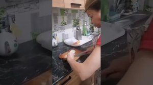 Безумный Паша и Иришка Чики пики жарят селёдку под мятую картошку.