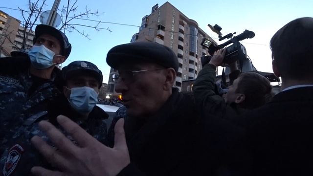 Столкновение силовиков с протестующими возле парламента в Ереване 18+ #протесты #митинг #армения