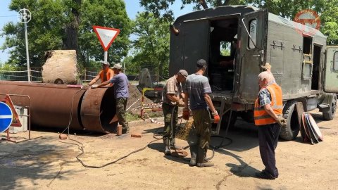 Из-за канализационной трубы, которая была забита мусором, на Сахпоселке провалилась земля