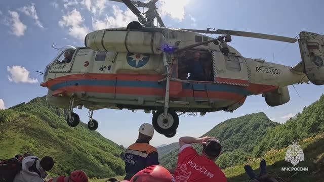 Вертолетом МЧС России спасатели эвакуировали погибшего туриста с Черкесского перевала