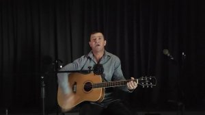 Поёт гитара в полутьме. Авторская песня. Стихи Андрей Акимов.