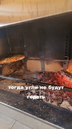 Шеф повар делится лайфхаком, как сделать так, чтобы угли не горели.