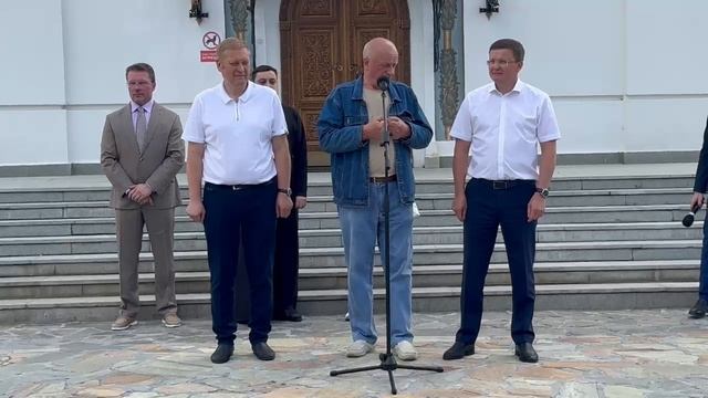 Один из основателей Академического района Алексей Воробьев поздравил медалистов