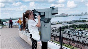 Алиса гуляет по белому Кремлю