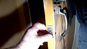 Чтобы дверь не открывалась от сквозняка...