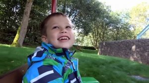 Мистер Макс ВЛОГ завтрак в отеле и в Парк развлечений кататься на машинке Почтальона Сэма и горки Ок