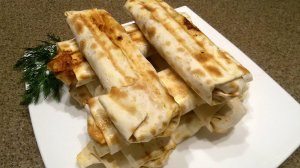 Рулет из лаваша с сыром и курицей. Домашняя шаурма с курицей в лаваше рецепт. Лаваш с фаршем.