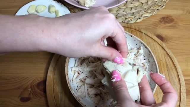 Быстрый и простой салат с курицей и жареными грибами! Рецепт.