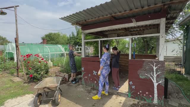 ЗАЧЕМ РАЗОБРАЛИ СТАРУЮ БЕСЕДКУ? Уборка на участке / Простая жизнь в деревне.