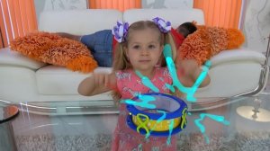 Диана и Рома Диана и папа притворяются, что играют на игрушечных музыкальных инструментах