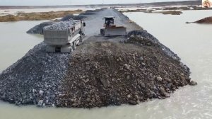 Строительство, дорога на озере другой обзор