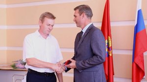 Городскую Доску Почета украсили фотографии 9 сотрудников Уральской Стали