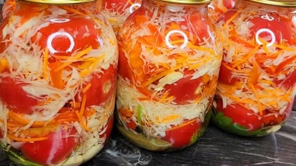 ПРОСТО ЗАЛИВАЮ КИПЯТКОМ. Закрываю по 50 банок! Невероятно вкусный рецепт с ПОМИДОРАМИ и с Капустой!