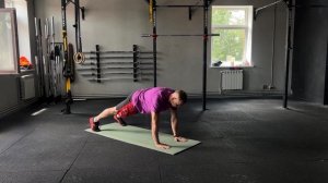 Планка с касанием плеча поочередно