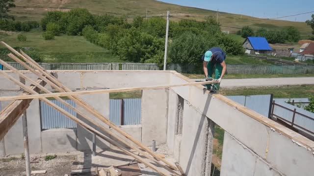 Красивый дом с отделкой из огромных блоков. Пошаговый процесс строительства
