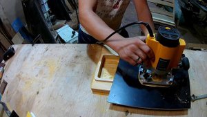 Деревянная тарелка с соусницей _ своими руками