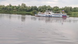 26 июня. Катерок на реке