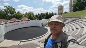 Я поднялся на горку. Это амфитеатр или летняя сцена. Детский парк