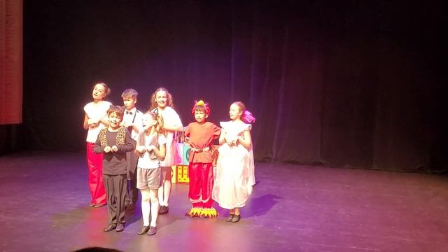 Anna 1 décembre 2024 au spectacle   Кошкин дом avec Babouchka et Papa