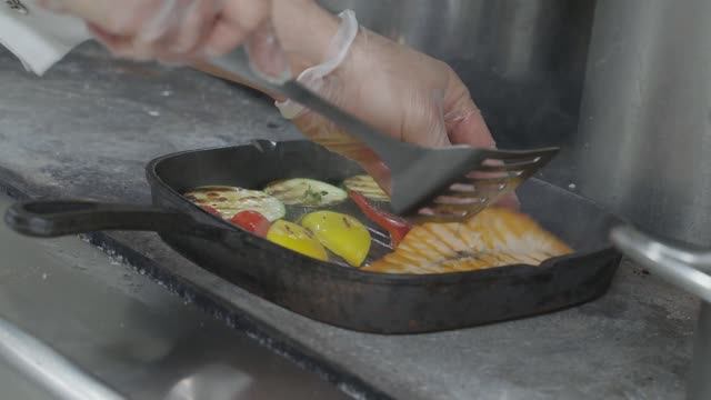 Стейк сёмги с овощами на гриле - готовит Шеф ресторана Долма