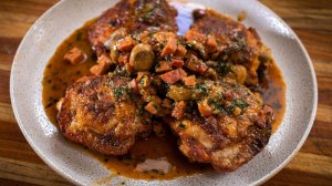Тушеная курица в пиве на сковороде в духовке