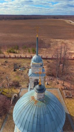 Красивая небольшая церковь расположена в живописном месте